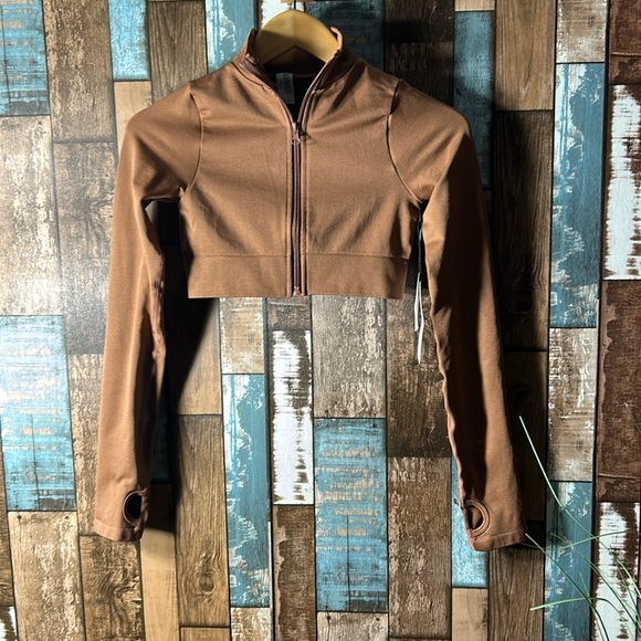 Anwnd Active small coco crop workout top with thumb holes - Picture 1 of 11